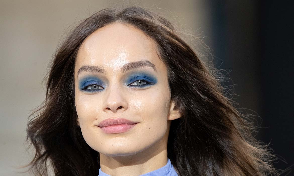 Usa una de las sombras monocolor de L’Oréal Paris para crear un look de maquillaje colorido en un tono impactante.